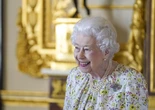 “Elisabetta II amava lavare i piatti”. Alla Thatcher stupita, disse: “Bene, io lavo e tu asciughi?”. E sgridò Cameron, che la voleva aiutare