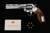 Il caso della pistola (con 6 proiettili) regalata da Erdogan. Meloni la porta a Palazzo Chigi, Merz e Starmer la lasciano in Turchia