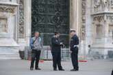 Turista americano derubato mentre visita il Duomo di Milano: il ladro è l’addetto alla sicurezza