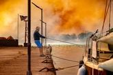 Getta una sigaretta e scatena l’inferno sull’isola greca: così è bruciata Chio