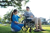 Bruxelles, uno statuto per i caregiver: in arrivo l’European Care Dea per i lavoratori invisibili