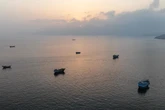 Missili di Teheran su Hormuz, gli Usa lanciano “potenti attacchi contro l’Iran”. La tregua è rotta