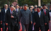 Xi Jinping (in abito grigio alla Mao) e la sfida militare da 5 miliardi del Crink: “Pace o guerra? Nessun bullo può intimidirci”