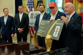 Trump vede la Coppa del Mondo: “Posso tenerla con me?”. Poi scherza su Putin: “Vorrebbe tanto esserci”
