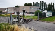 Dieci banditi, assalto in stile militare e fuga con due camion carichi: il mistero del bottino al polo logistico di Lacchiarella