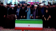 Funerali Khamenei, nei video spunta una figura misteriosa con una maschera sul volto. Social impazziti: “È il figlio Mojtaba”