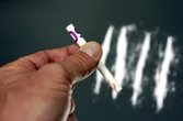 Droga, l’ultimo dossier Ue: 7.600 morti in un anno, cocaina mai così disponibile. La minaccia degli oppioidi sintetici