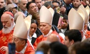 L’endorsement dietro l’abbraccio. Il decano a Parolin: "Doppi auguri"