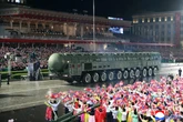 Kim Jong-un mostra al mondo il missile balistico Hwasong-20. “Può portare più testate nucleari e colpire anche in Usa”