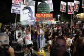 Israele occupa Gaza, le famiglie degli ostaggi sotto casa di Netanyahu: “Non ci muoveremo da qui”