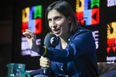 Schlein difende l’identità del suo Pd dai malumori cattolici: “Ora la piattaforma è chiara”. E Renzi lancia la Casa riformista