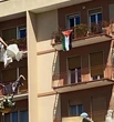Arriva il Giro d’Italia. E la polizia fa rimuovere la bandiera palestinese. La sinistra: "Inquietante"