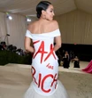 Al Met Gala indossò l’abito "tassare i ricchi". Ma lo aveva pagato meno del suo valore