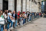 Emanuele De Maria si getta dalla terrazze del Duomo, lo choc di turisti e passanti: “Si è lanciato fra la gente e ha sfiorato un passante”