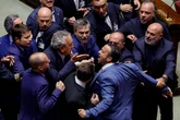 Separazione carriere, via libera della Camera: applausi e bagarre in aula. Seduta sospesa