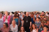 Sinodo delle donne, l’incontro sulla spiaggia a Fregene (tra i ragazzi). Il vescovo: “La femminilità è stata tradita”