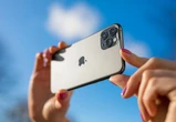 iPhone, rivoluzione intelligenza artificiale per le foto. Così Apple tenta di rilanciarsi nella sfida big tech