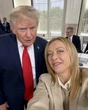 Scontro FdI-5 Stelle per il selfie finto tra Meloni e Trump