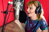 Universal e Warner vicine a un accordo storico per le licenze AI nella musica (per difendere gli artisti dalle canzoni artificiali)