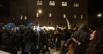 Pro Hamas a Bologna . Il corteo infrange il divieto. Scontri e barricate in strada