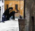 A 69 anni precipita dal muro del Pantheon. L’ipotesi della caduta per scattarsi un selfie