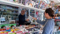 A Milano c’è un’edicola che resiste alla crisi: “Aspetto che passi la sbronza digitale”