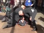 Yves Sakila come George Floyd, 35enne nero muore soffocato dopo il fermo: choc a Dublino. Il video è virale