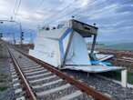 Maltempo, treni cancellati o in ritardo di ore sulla Salerno-Reggio Calabria. Impossibili i collegamenti con gli autobus. Problemi anche sulla Firenze-Roma