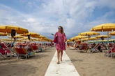 Oggi è il grande esodo, ma le spiagge restano vuote. Il caro-ombrellone spaventa i turisti