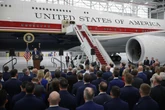 Quanto vale il nuovo Air Force One (in livrea a stelle e strisce). Trump svela il gioiellino super lusso: “Una Casa Bianca volante”