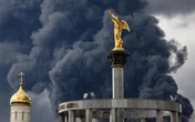 Zelensky: “Se l’Ucraina brucia, brucerà anche Mosca”. Ondata di droni di Kiev sulla capitale russa, colpita raffineria di petrolio