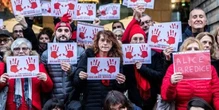 Aggredita dall’ex a Prato: "Ha tentato di soffocarla". Salvata da tre stranieri