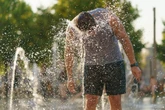 Ondata di caldo record sull’Italia: due picchi estremi. Allerta rossa in 13 città. "Afa notturna insopportabile”