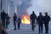 Belfast, veicoli in fiamme e strade bloccate. Disordini anti-immigrazione dopo un tentativo di decapitazione