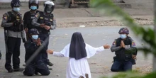 La monja que se enfrenta a los militares en Myanmar: «¡Matadme a mí y no a los niños!»