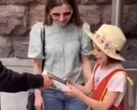 Блогер Волошин "кинув" маленьку шанувальницю і зник: повне відео ганебної "акції"