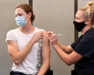Жінці ввели 6 доз вакцини від коронавірусу. Що з нею сталось?