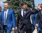 Поки Зеленський обіцяє рівні можливості, його оточення ганяє на номерах без штрафів