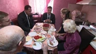 Зеленський пригостив американських журналістів салом