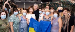 Порошенки разом з волонтерами сплели маскувальні сітки для фронту