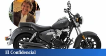Se encontró a Tom Cruise por la calle y le firmó la moto: ahora espera venderla por 3.500 euros