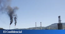 Un convenio caducado y una polémica por los vestuarios llevan a la huelga a la plantilla de Petronor 46 años después