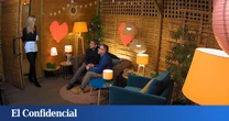"Cada vez os pillo peor": Laura Boado, ruborizada en 'First Dates' al interrumpir reiteradamente el momento más íntimo de dos solteros