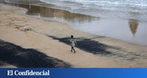 Una playa de Gijón lleva años llena de carbón y ahora el Puerto trata de descifrar (de nuevo) su origen