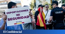 Decenas de personas se concentran en Hortaleza pese a la prohibición del Gobierno: "Ilegales fuera"