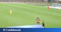 ¡Lo nunca visto! Un delantero se va solo hacia la portería y el entrenador rival se cuela en el campo