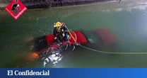 Los bomberos recuperan un coche sin nadie dentro en el canal en San Miguel de Salinas (Alicante)