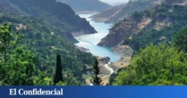 El pueblo blanco de Andalucía que es perfecto para visitar en verano: un oasis de frescor al pie de la sierra