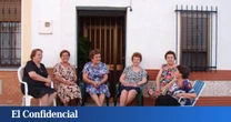 El aviso de la policía de este pueblo de España sobre la gente que 'toma el fresco' con sillas en la calle: "Si te piden retirarlas..."