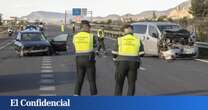 Herido grave el conductor de un camión tras volcar y chocar con un autobús con 35 pasajeros en La Guardia (Toledo)